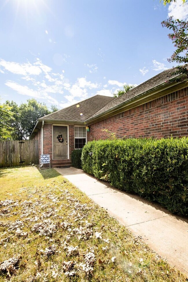Foto del edificio - 3 Bedroom, 2 Bath, 2 Car Garage, Fenced Backyard