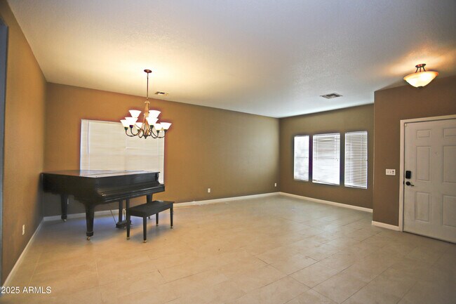 Foto del edificio - 8833 S 13th Pl