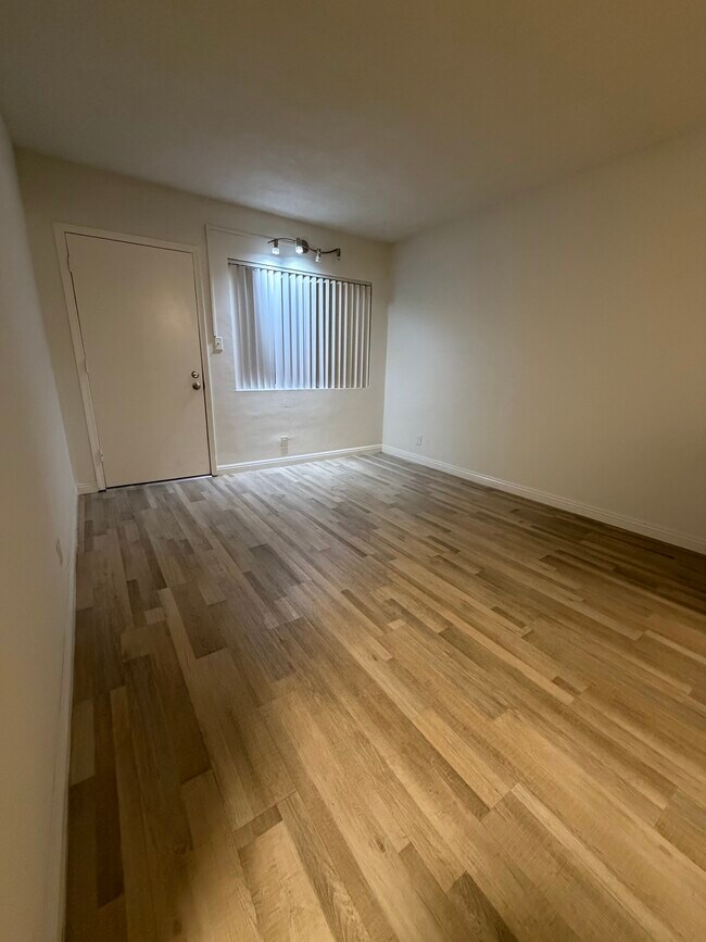 Foto del edificio - The Westwood Apartments