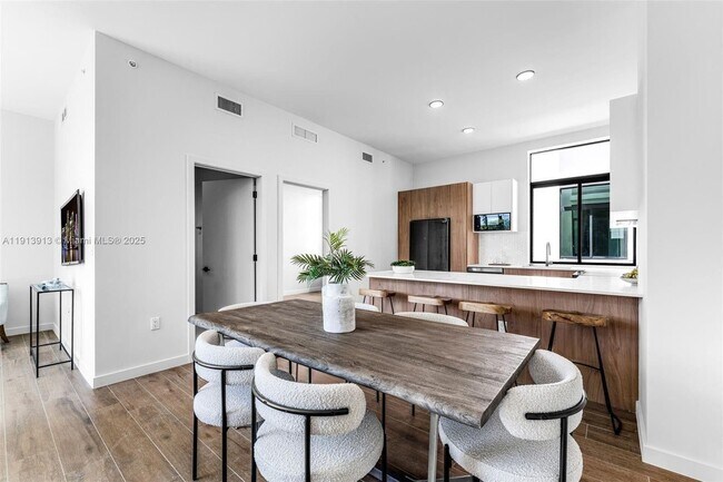 Foto del edificio - 515 NE 61st St