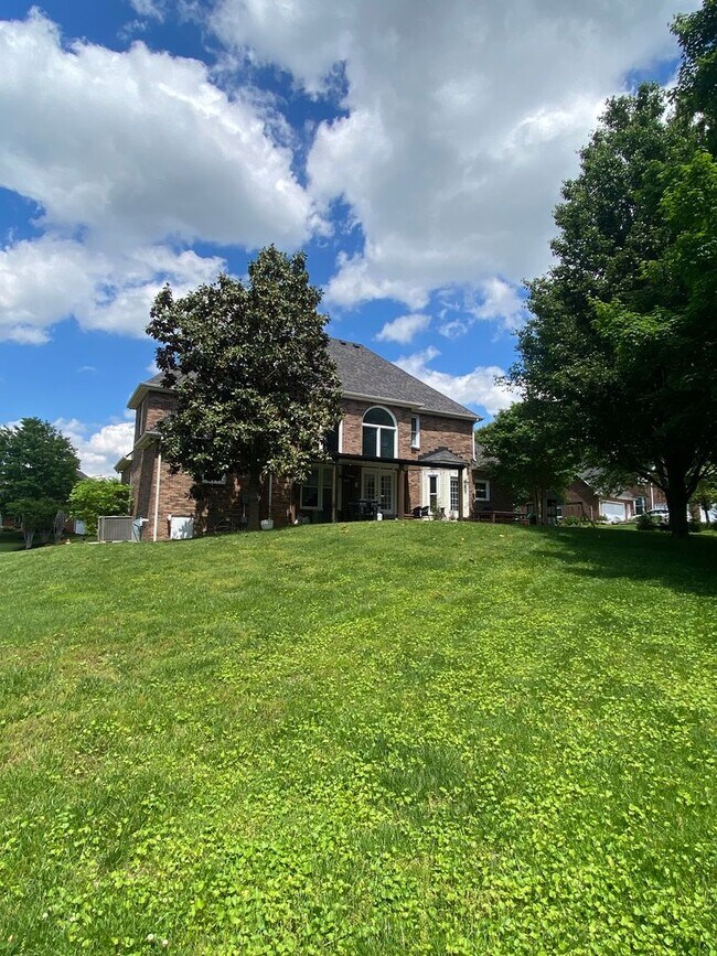 Building Photo - Beautiful Executive Style Home in the Stun...
