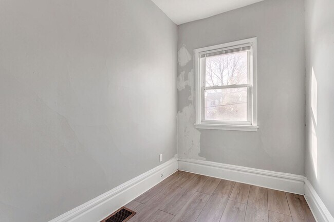 Foto del edificio - 4/5 Bed 2 Bath - South Oakland, ALL UPDATE...