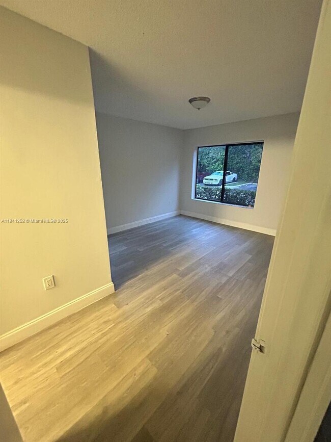 Foto del edificio - 3247 Coral Lake Way