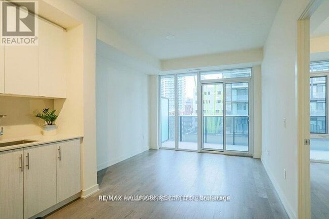 Photo du bâtiment - 330 Richmond St W