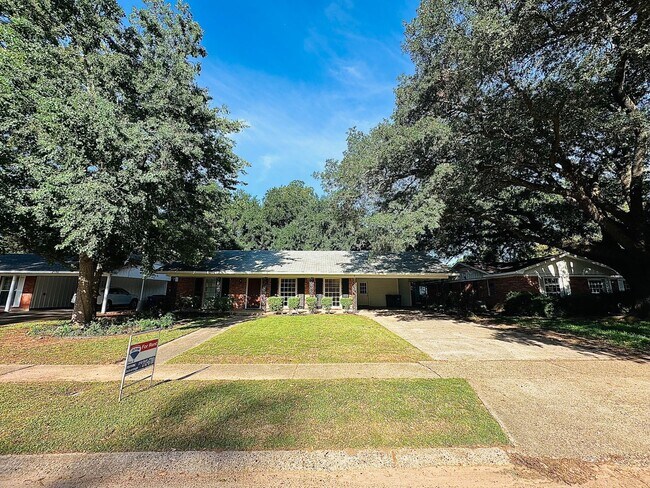 Foto del edificio - 2046 Shadywood Ln