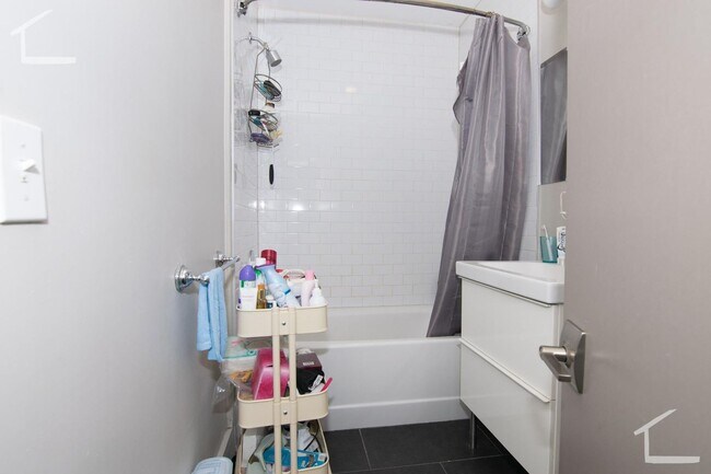 Foto del edificio - Nicely updated 3 bed in Allston near the Green Line.