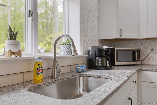 Foto del edificio - 50 Longwood Dr