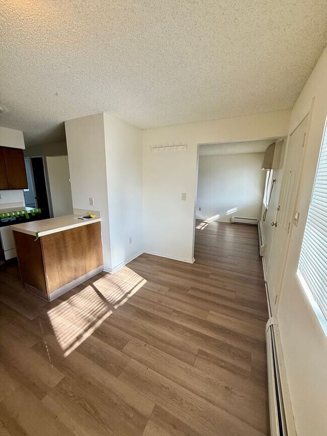 Building Photo - Move in specials - Pick One - 1st month free or $100 off monthly rent. Flexible lease terms are a...