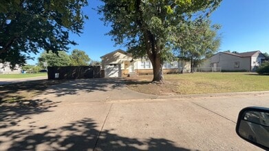 Building Photo - 1757 Meadowbrook Dr