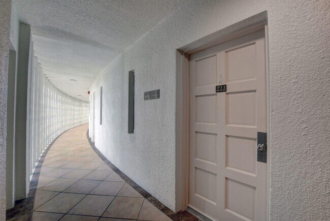 Foto del edificio - 2780 S Ocean Blvd