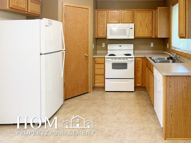 Building Photo - 624 Tanager Path