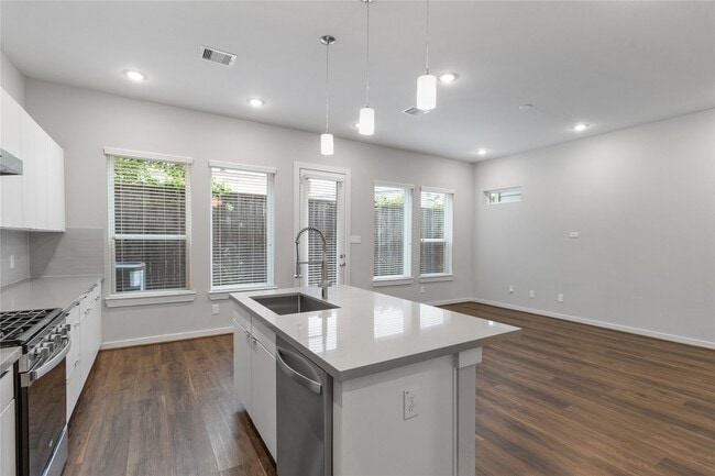 Building Photo - 604 Thornton Oaks Ln