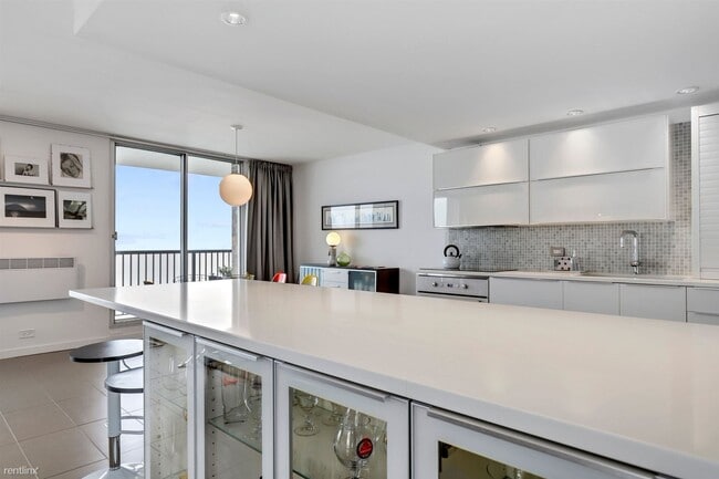Building Photo - 1 br, 1.5 bath Condo - 5855 N Sheridan Rd