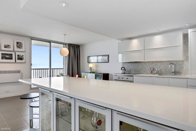 Foto del edificio - 1 br, 1.5 bath Condo - 5855 N Sheridan Rd