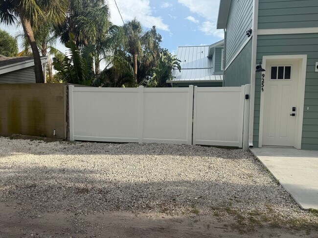 Una plaza de aparcamiento reservada - 925 24th Ave N