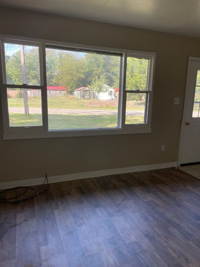 Building Photo - 3 bedroom 1 bathroom