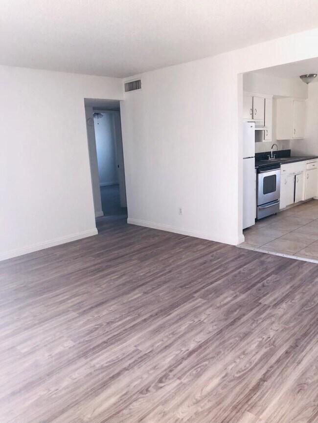 Foto del edificio - 2 bedroom in Bakersfield CA 93306