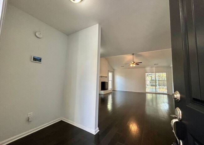 Foto del edificio - Available 10/1. Beautiful 4 BR Home Availa...