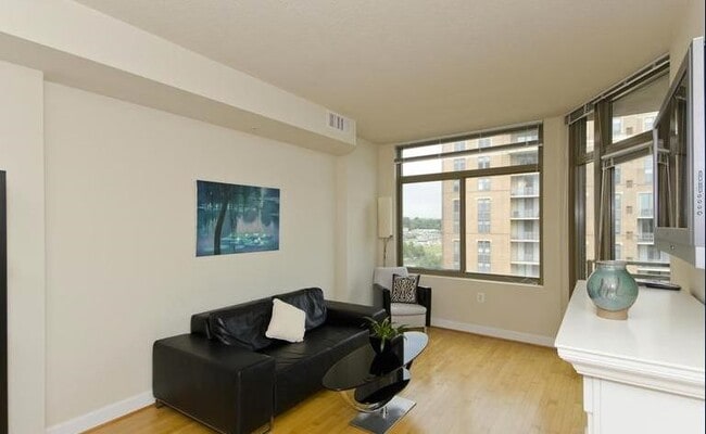Foto del edificio - 3650 S GLEBE Rd