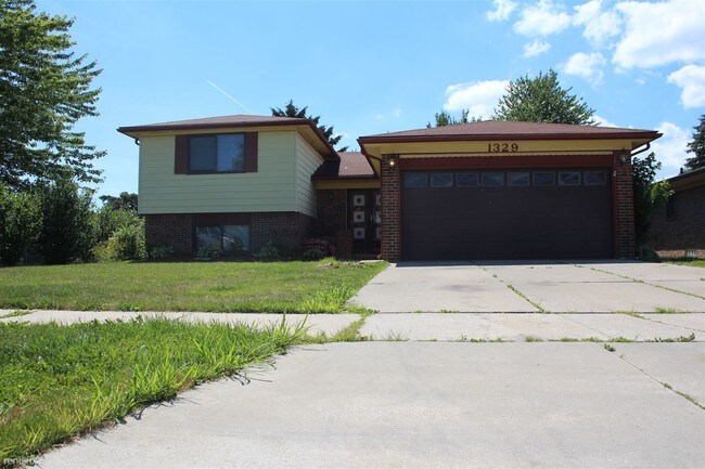 Building Photo - 1329 Shaker Dr