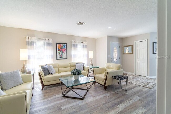 Building Photo - 34671 Dogwood Dr