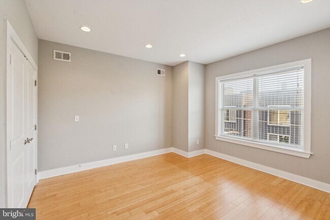 Building Photo - 1702 Carpenter St