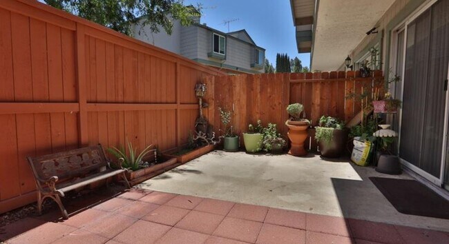 Foto del edificio - 1120 Cleghorn Dr