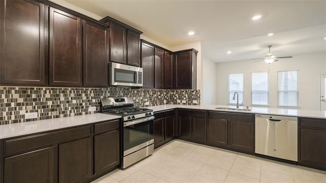 Foto del edificio - 1344 Lake Grove Dr