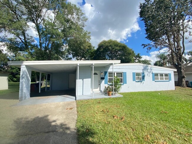 Building Photo - Available Now! 2/2 Bungalow near Downtown