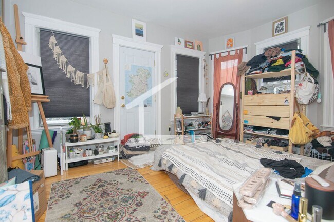 Foto del edificio - Great 7 Bed 2.5 Bath Available 9/1/26