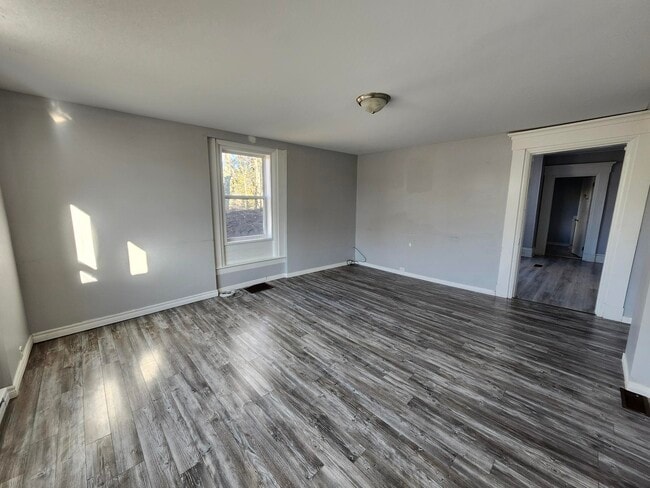 Building Photo - 918 Main St