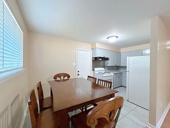Foto del edificio - 3 Bedroom House off College Drive