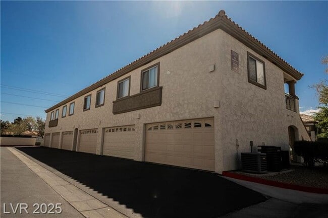 Foto del edificio - Stylish & Updated Condo with 2-Car Garage ...