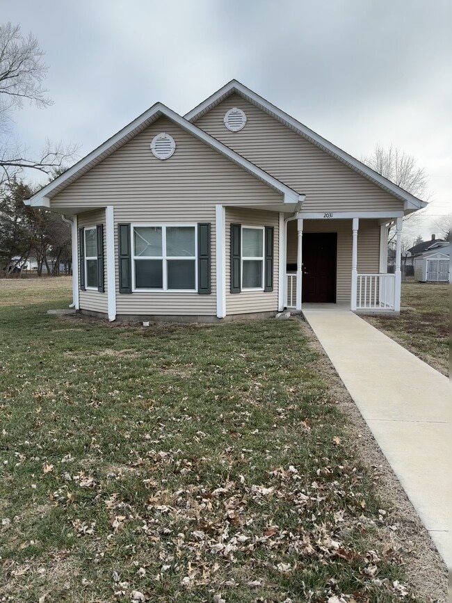 Building Photo - 2031 Blaine Ave