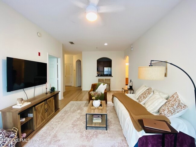 Building Photo - 10550 Baymeadows Rd