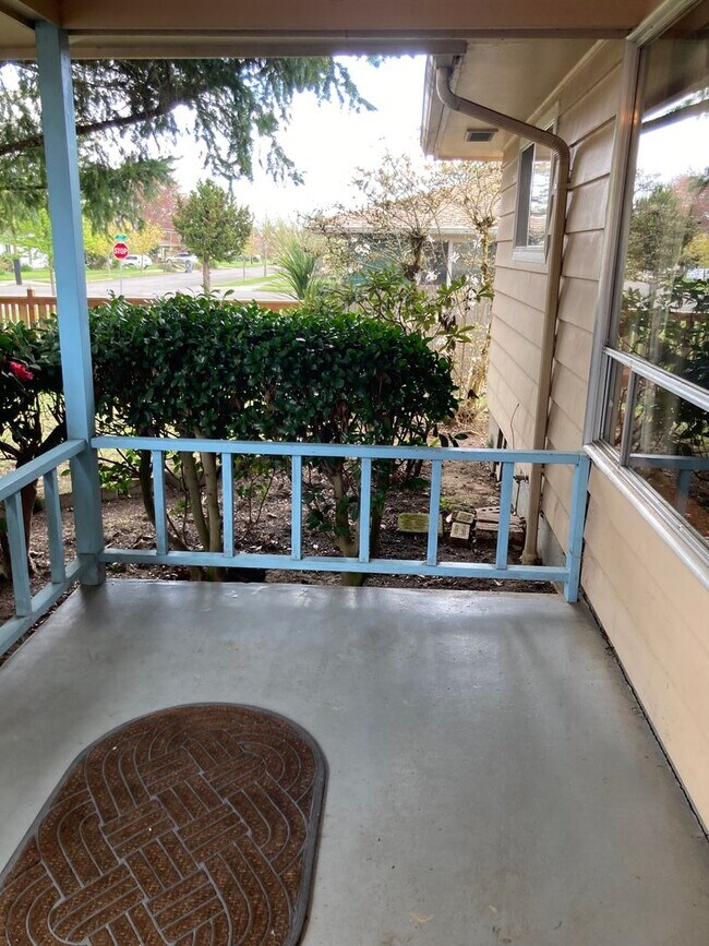 Building Photo - Charming NW Corvallis Gem: Find Comfort & ...