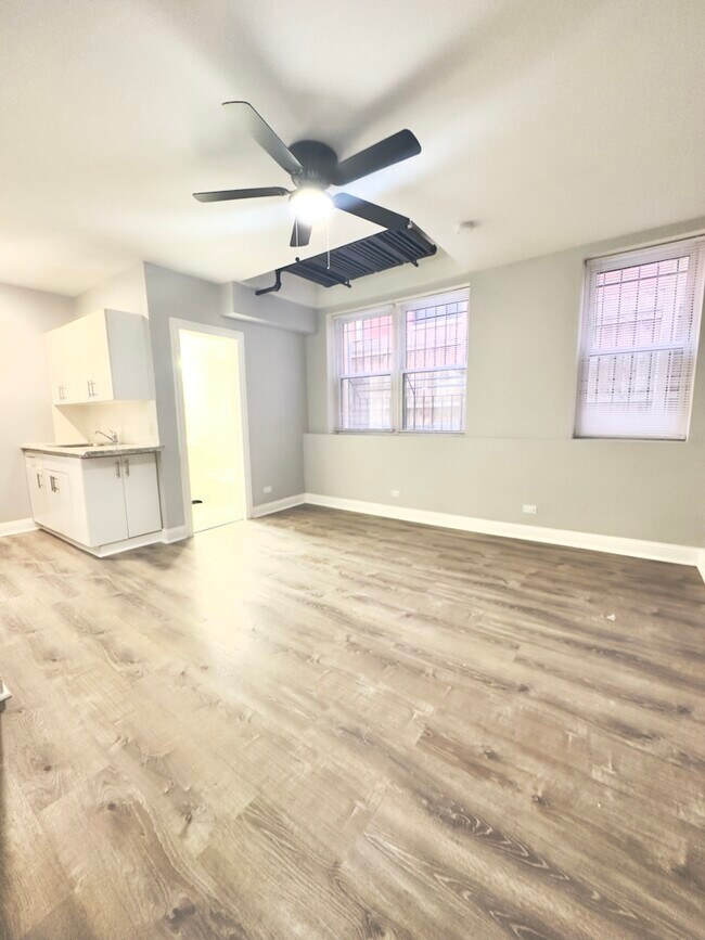 Foto del edificio - 4241 N Kenmore Ave