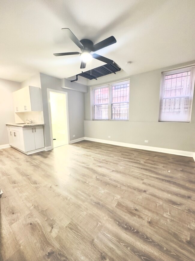 Building Photo - 4241 N Kenmore Ave
