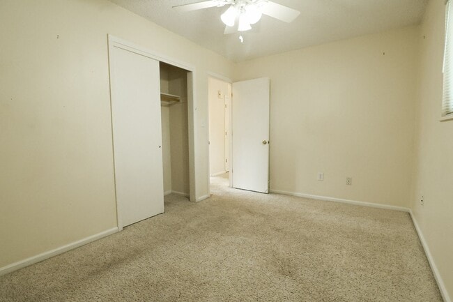 Building Photo - 3 bedroom and 2 bathroom home!