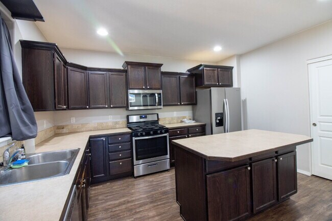Building Photo - A BEND HOME FOR PEOPLE AND PETS!