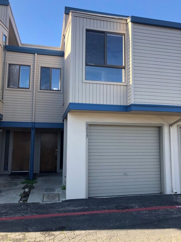Primary Photo - 2Br/2Ba - 1 Car Garage Townhouse in the He...