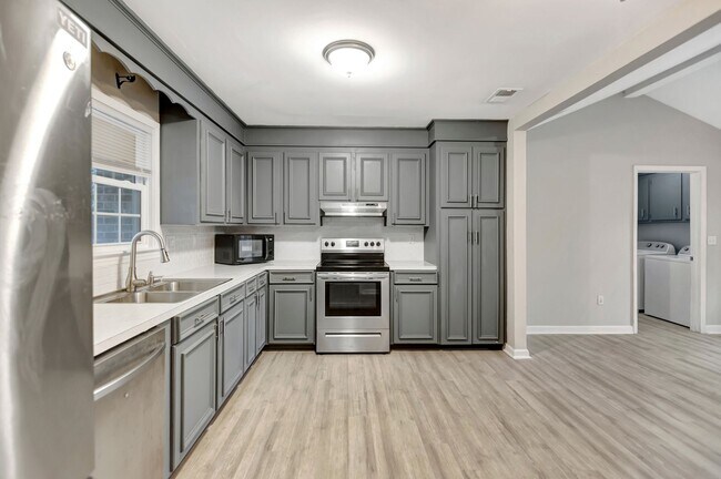 Foto del edificio - Charming 3-bed, 2-bath home with a spaciou...