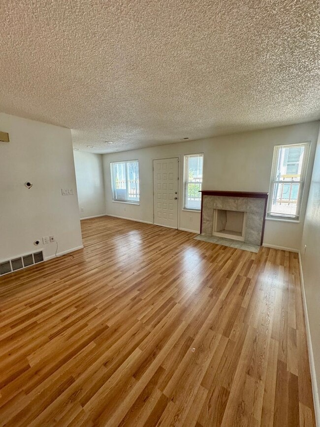 Building Photo - Updated 2 Bedroom with AC