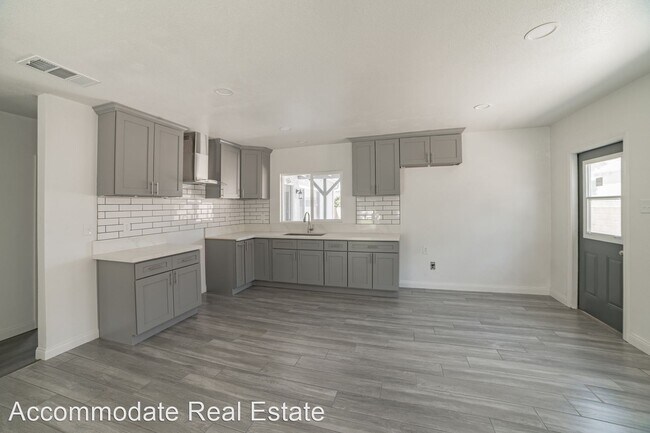 Foto del edificio - 3 br, 2 bath House - 1329 N Sultana Ave