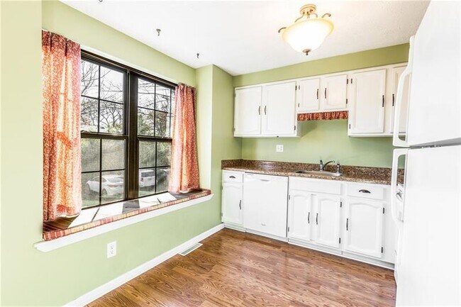 Building Photo - 1707 St James Pl