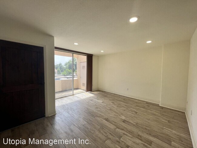 Building Photo - 2 br, 2.5 bath House - 3975 Nobel Dr. #292