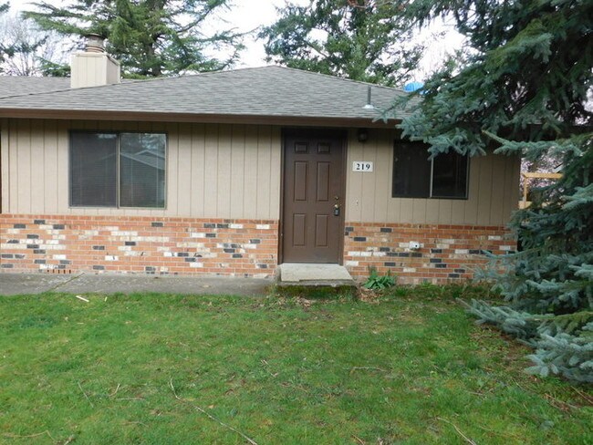 Building Photo - 219 SE Sweetbriar Ln
