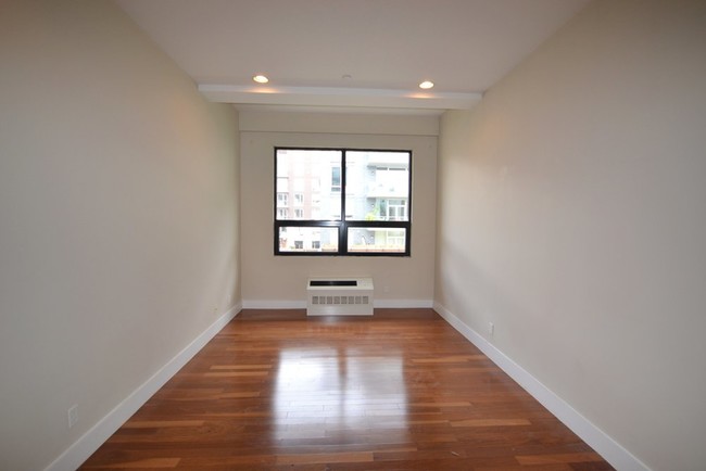 Building Photo - 205 N 8th St