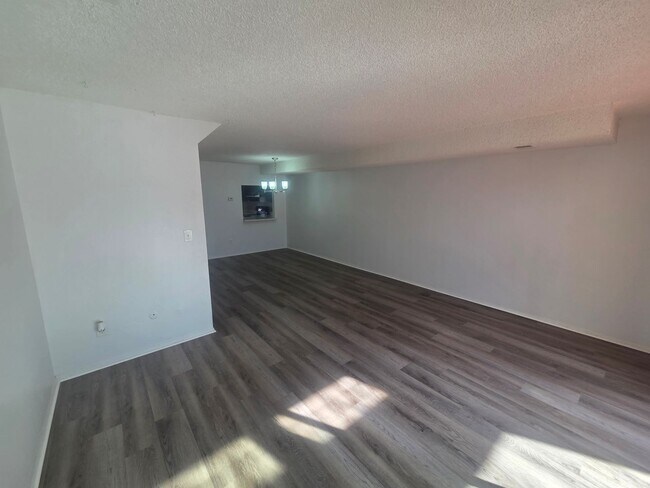 Foto del edificio - Charming 2-Story Home with Huge Sunroom – Prime South Denver Location!