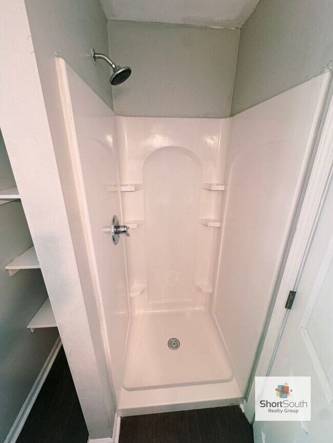 Foto del edificio - Wealthy St 4 bed 2 bath Single Family Home
